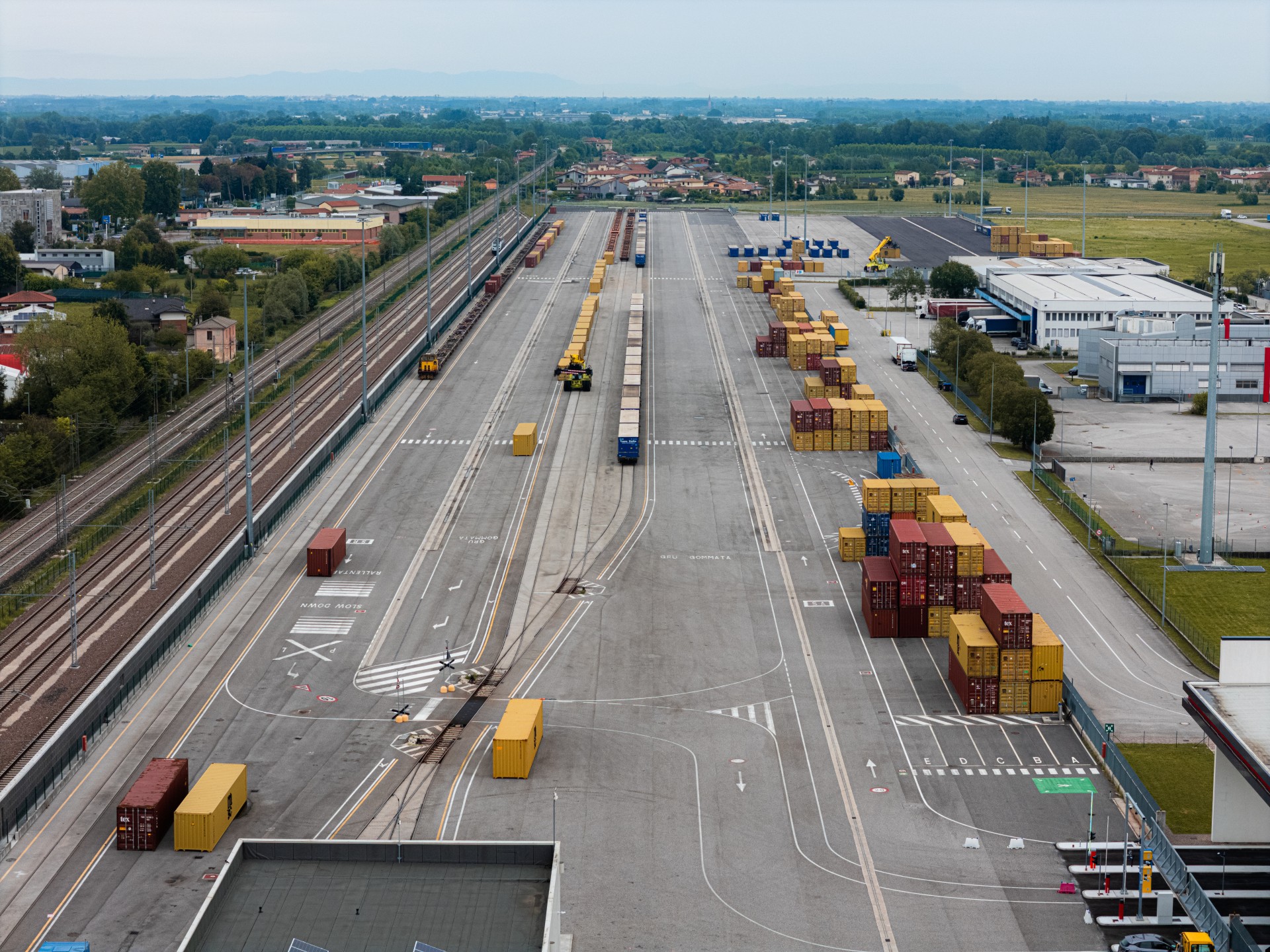 Veduta aerea del piazzale dell'Interporto con l'autostrada A28 sulla sinistra
