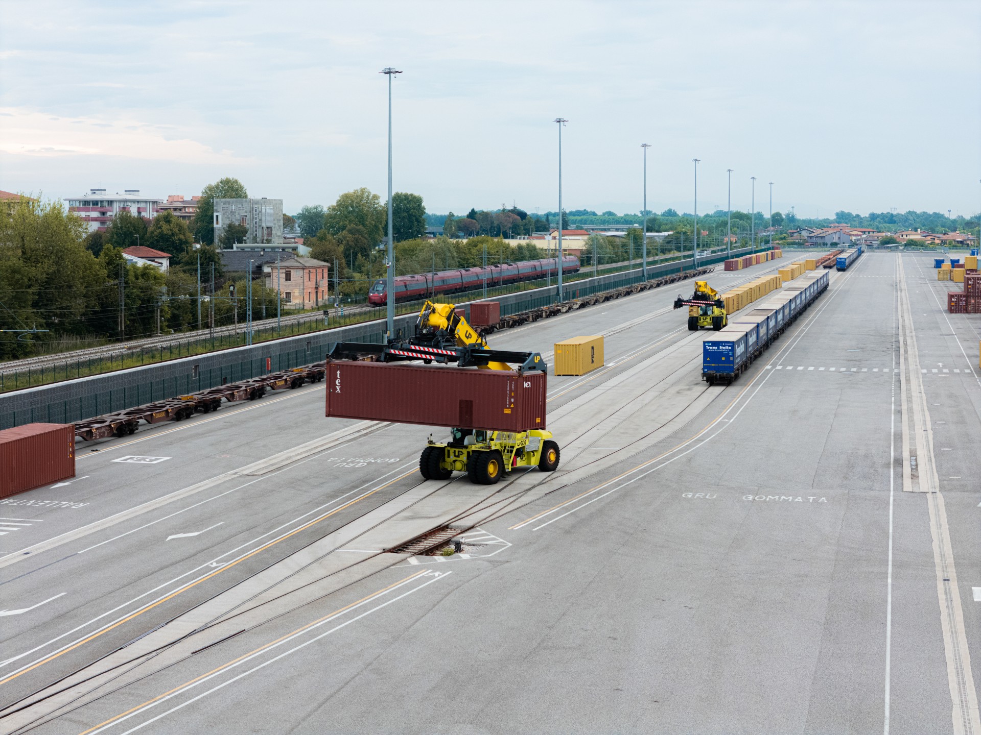 Güterzug am intermodalen Terminal abgestellt