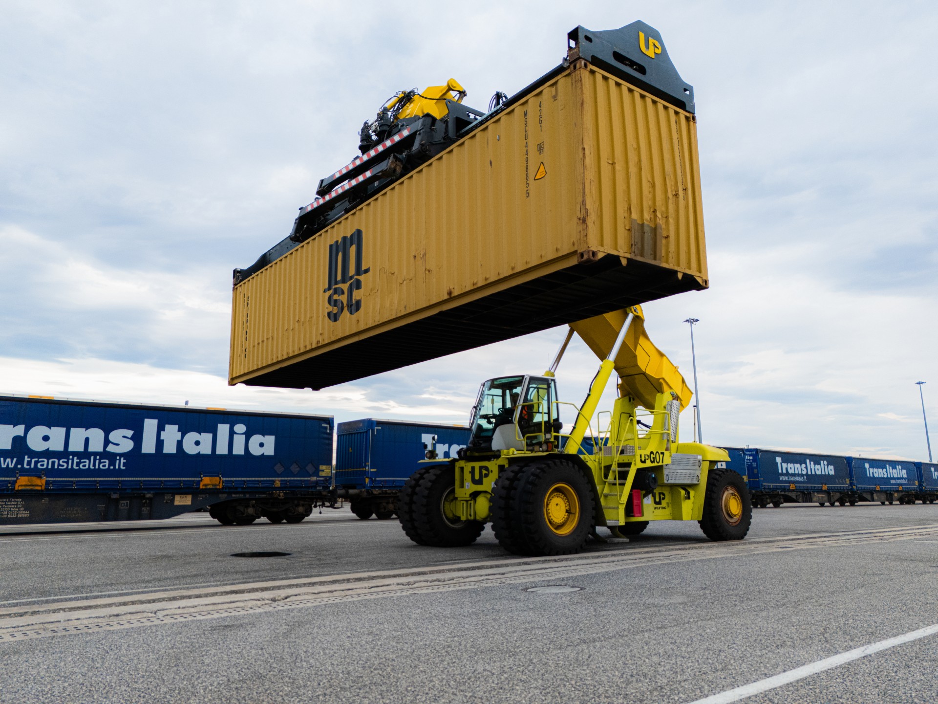 Güterzug am intermodalen Terminal abgestellt