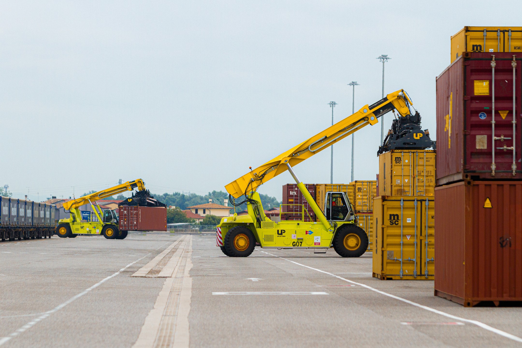 Güterzug am intermodalen Terminal abgestellt