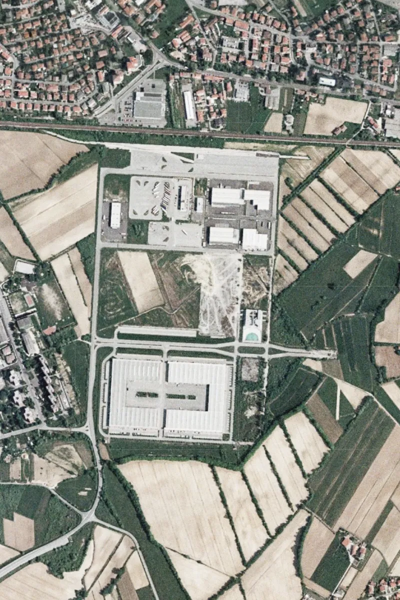 Luftaufnahme des Areals des Güterverkehrszentrums Pordenone im Jahr 1998