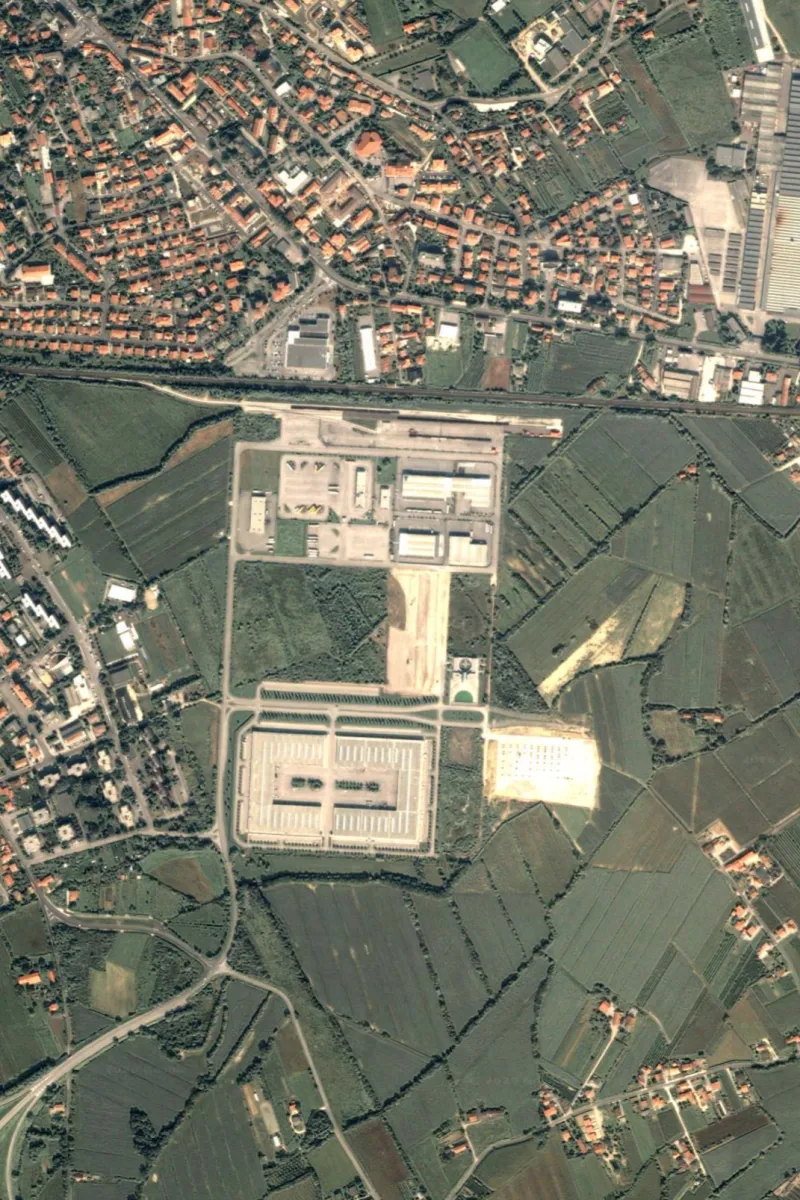 Luftaufnahme des Areals des Güterverkehrszentrums Pordenone im Jahr 2002