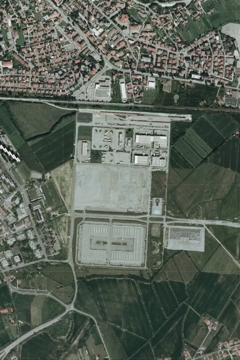 Luftaufnahme des Areals des Güterverkehrszentrums Pordenone im Jahr 2003