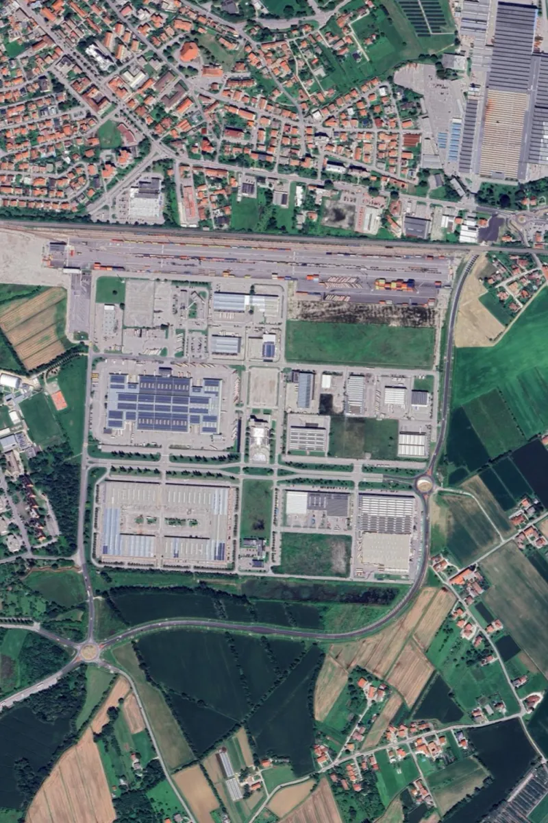 Luftaufnahme des Areals des Güterverkehrszentrums Pordenone im Jahr 2023
