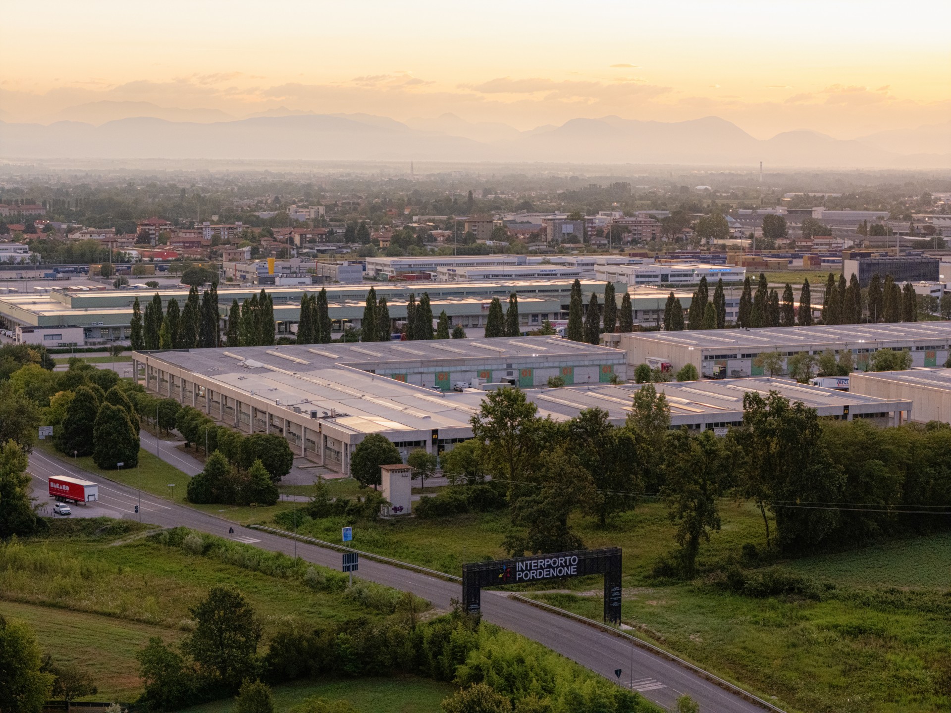 Veduta aerea dell'edificio direzionale dell'Interporto di Pordenone
