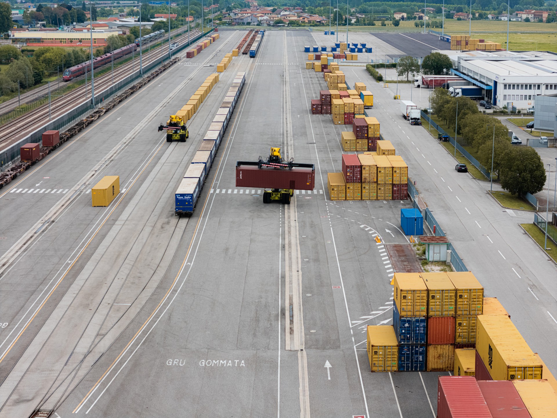 Luftbild des intermodalen Terminals mit Containern auf dem Vorplatz