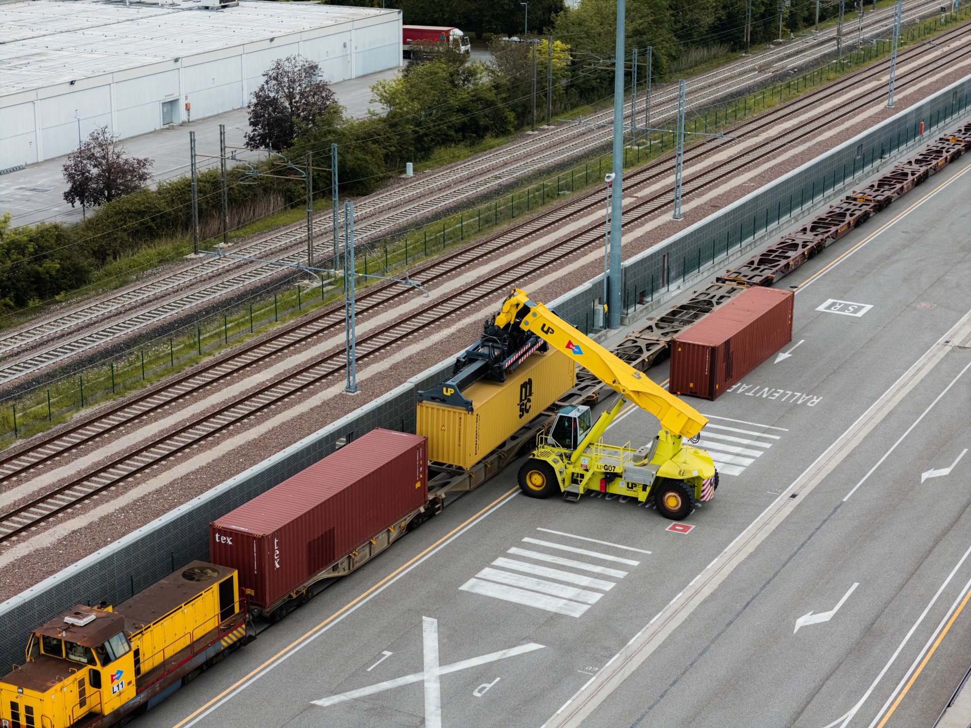 Luftbild des intermodalen Terminals mit Containern auf dem Vorplatz