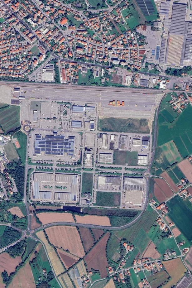 Luftaufnahme des Areals des Güterverkehrszentrums Pordenone im Jahr 2025